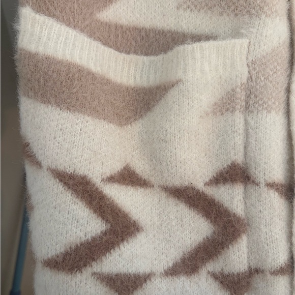 Women’s Jessica Simpson Tan and White Cardigan with Geometric Pattern medium. - Picture 3 of 5